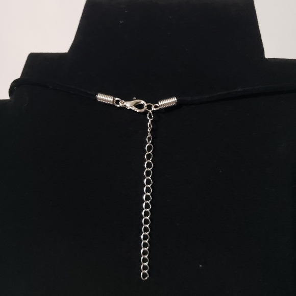 Shell Pendant Necklace - Picture 3 of 3